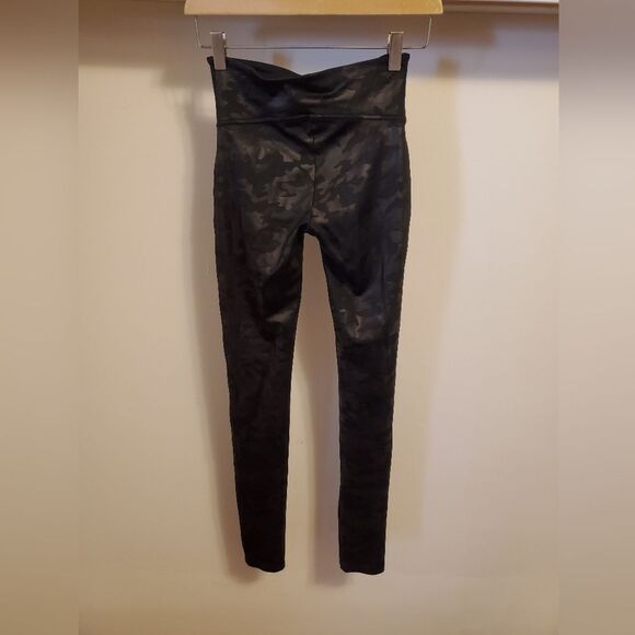 Spanx Faux leather Camo leggings. Black and grey. Shimmers. Size S. 26,5" Inseam - Picture 3 of 13